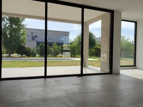 Casa 5 ambientes con 4 baños