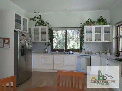 Casa en Venta con 3 cocheras