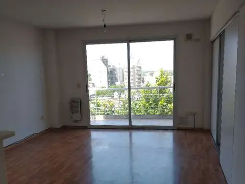 EXCELENTE MONOAMBIENTE AL FRENTE CON BALCÓN Y VISTA ABIERTA