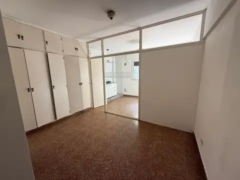 MONOAMBIENTE DIVIDIDO – AL FRENTE – APTO PROFESIONAL – LUMINOSO