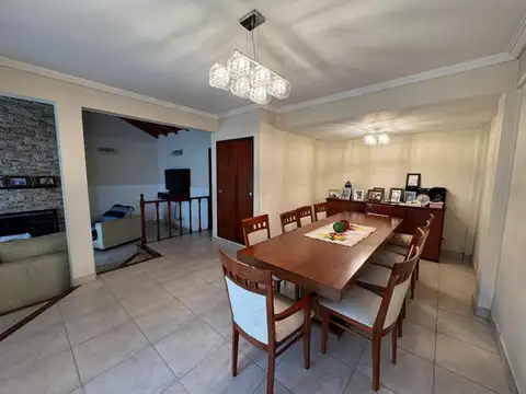 Casa en Venta con 2 cocheras
