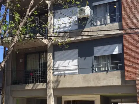 Monoambiente con poca antigüedad, al contra frente sin balcon. Excelente estado. Todos los servicios. Scola inmobiliaria.