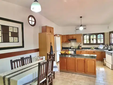 VENTA CASA 4 DORMITORIOS CON QUINCHO Y JARDÍN - FISHERTON