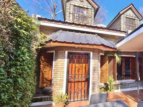 Casa 8 ambientes con 4 baños