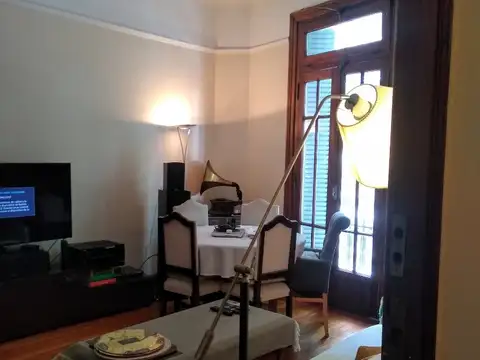 APTO CRÉDITO, AL FRENTE, LUMINOSO, DE EPOCA CUATRO AMB. BAJAS EXPENSAS. SUBTE. AGÜERO