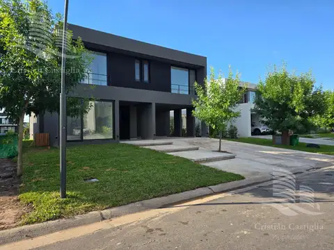 Casa 7 ambientes con 5 baños