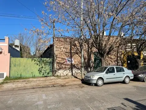 Amplio galpón céntrico doble ingreso sobre lote de 781 mts2