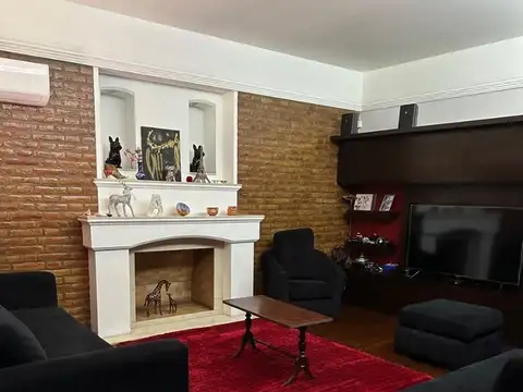 Casa con hermoso jardin y pileta, 4 dormitorios - Lomas