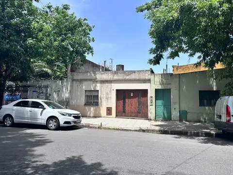 VENTA CASA 4 AMB - TERRZA- PATIO- COCHERA a Refaccionar