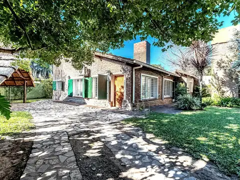 VENTA CASA DE 5 AMBIENTES EN PARQUE LELOIR