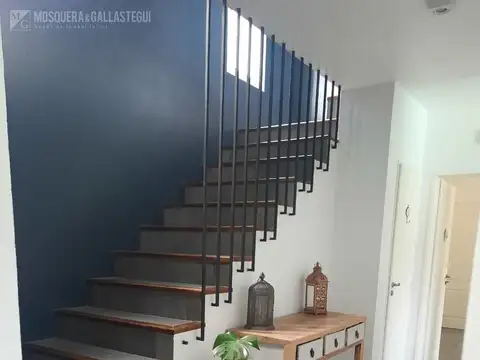 Casa 8 ambientes con 3 baños