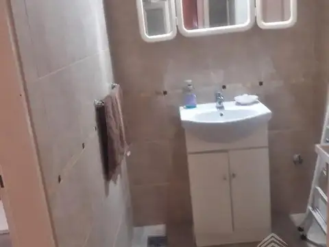 Hermoso chalet en dos plantas!Cochera para 3 vehiculos!Con piscina ,en Ramos Mejia (Zona Oeste)