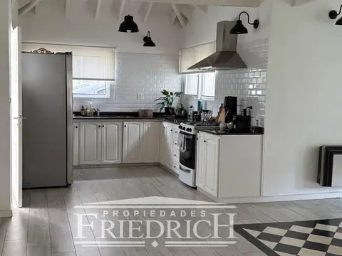 Casa en Venta con 3 cocheras