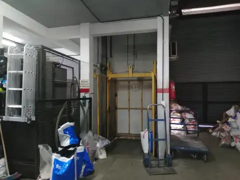 Excelente Edificio Corporativo Ind./ Comerc. en dos naves, posibilidad de alquilar juntos o sep.