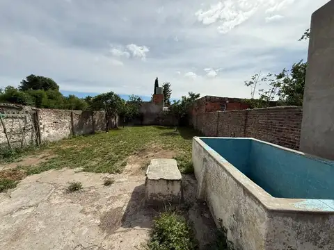 VENDEMOS CASA CON PATIO EN CATAMARCA 1300  