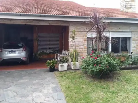 CASA 4 AMB. EN PH CON PARQUE Y JARDIN