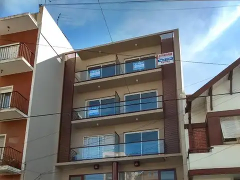 Cochera semi cubierta a metros de la estacion de tren Villa Ballester.