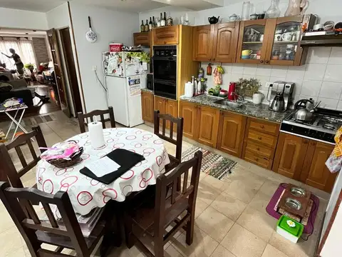 Casa 4 ambientes con 2 baños