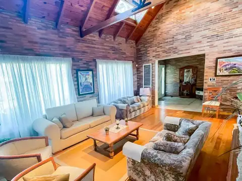 Casa en Venta con 2 cocheras