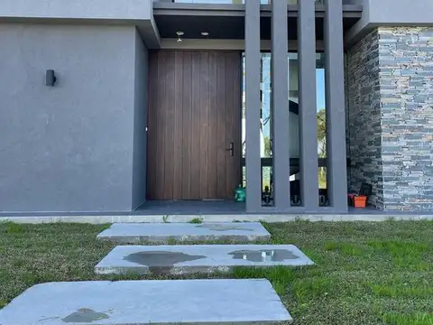 Casa 7 ambientes con 4 baños