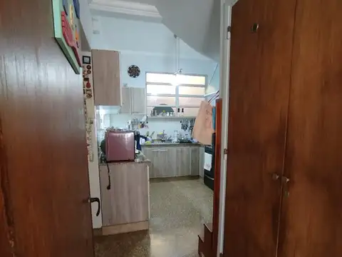 Casa 7 ambientes con 2 baños