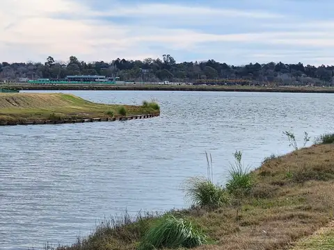 LOTE A LAGUNA 894m. BARRIO COSTAS.