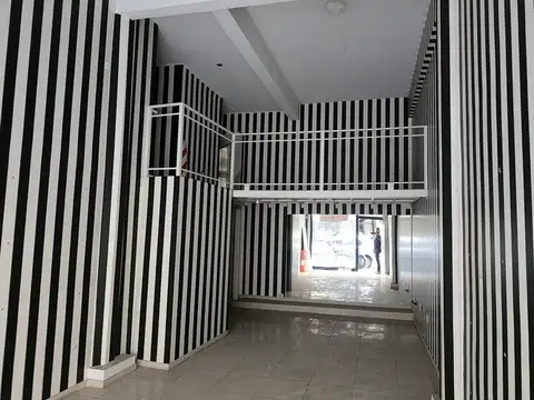 Local Comercial. Planta Baja:  3.30 x 9 m. Entrepiso: 10 m².