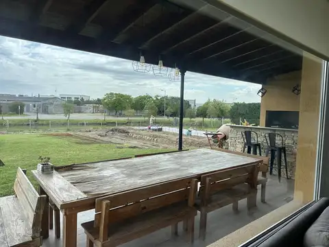 Casa en Alquiler con 1 cochera