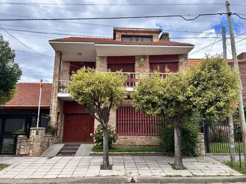 VENTA CASA 4 AMBIENTES COCHERA Y QUINCHO