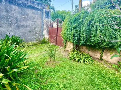 Muñoz, Casa a reciclar tres dorm, terreno 600 m2, permutas
