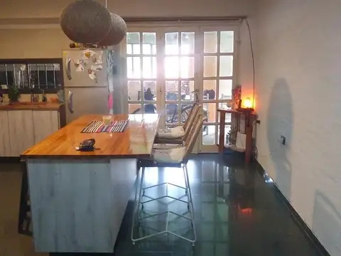 Casa en venta - 2 dormitorios 1 baño - Cocheras - 80mts2 - Los Hornos, La Plata