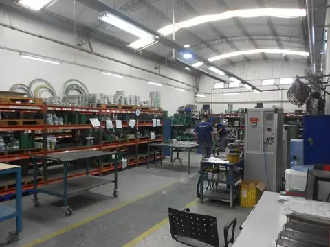 EXCELEN PTA.INDUSTRIAL ENT y SAL x 2 CALLES  