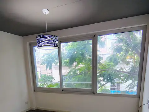 Monoambiente al frente amplio, excelente estado