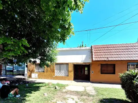 CASA A LA VENTA EN PLENA ZONA COMERCIA DE LOS HORNOS