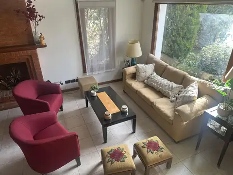 Casa en Alquiler con 2 cocheras