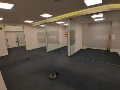 Frente vidriado, seguridad 24 hs.