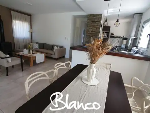 Casa 4 ambientes con 2 baños