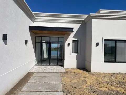 Casa 4 ambientes con 2 baños