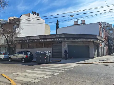 LOCAL EN ESQUINA 230 MTS MAS TERRAZA ,BAÑO Y  KITCHENETTE ENTRADA DE VEHICULOS SIN COLUMNAS ALT APROX 3 MTS, PERSIANAS DE ENRROLAR CON MOTOR PROX A : AV Irigoyen, AV LOPE DE VEGA.
