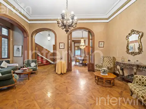 Casa 8 ambientes con 2 baños