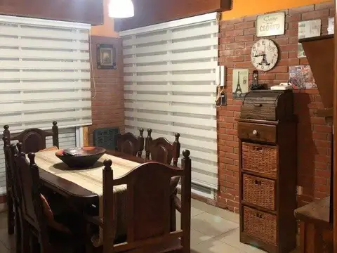 Casa 6 ambientes con 2 baños