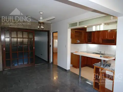 Casa 8 ambientes con 2 baños