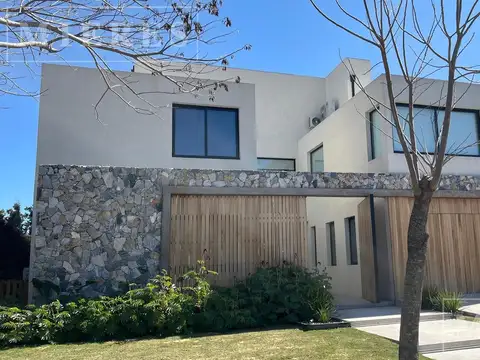 Casa al lago en alquiler de verano en El Golf, Nordelta