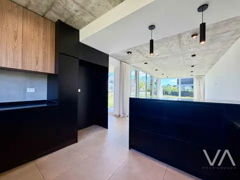 Casa en Alquiler con 6 cocheras