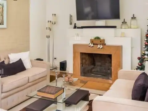 IMPECABLE- Dos plantas - 3 dormitorios  - Gran quincho Vidriado - Excelente parque y piscina -