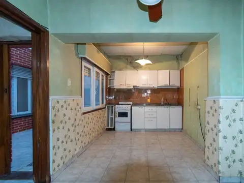 CASA DE PASILLO EN VENTA DOS DORMITORIO LUIS AGOTE