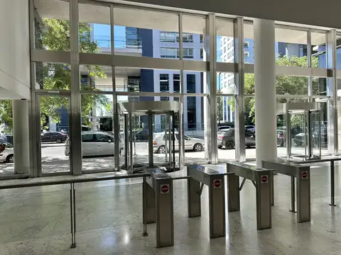 Oficina 10 ambientes con 2 baños