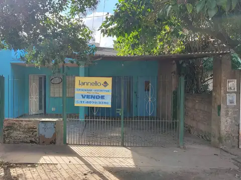 Casa Con Dependencia En Venta
