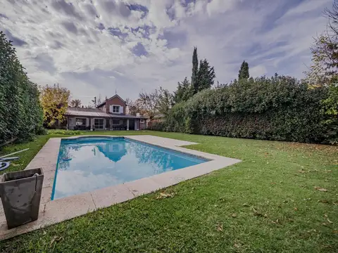 Casa 4 ambientes con 2 baños