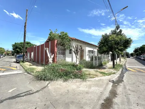 Casa en Venta de 3 Ambientes con Cochera y Patio en Wilde Av